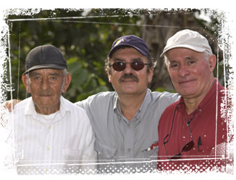 André Deberdt, Gilles Roche et un producteur de cacao